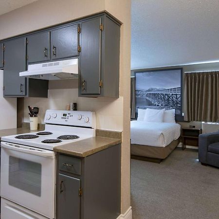 Super 8 By Wyndham Kamloops On The Hill Exterior foto