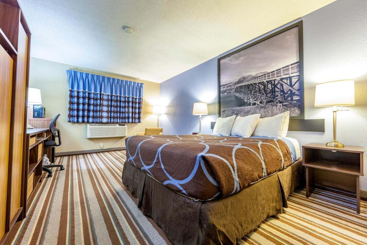 Super 8 By Wyndham Kamloops On The Hill Exterior foto