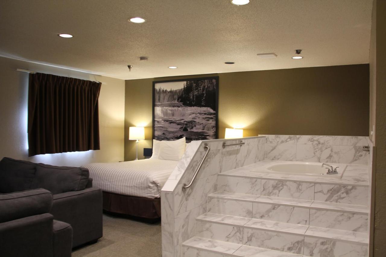 Super 8 By Wyndham Kamloops On The Hill Exterior foto
