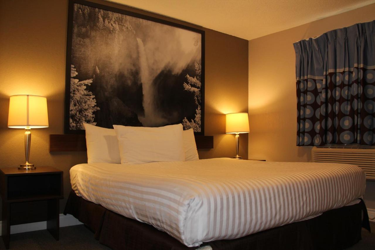 Super 8 By Wyndham Kamloops On The Hill Exterior foto