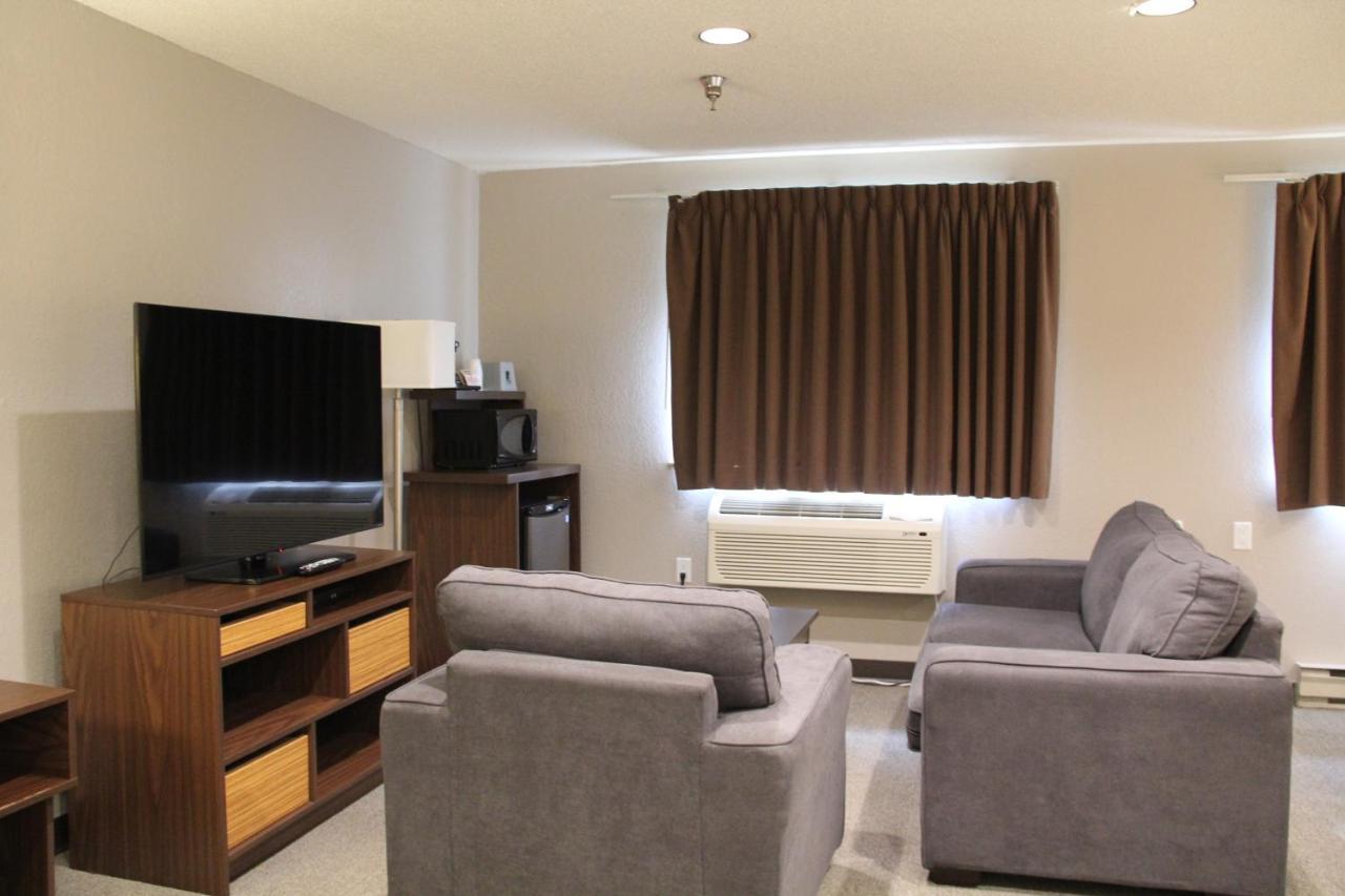 Super 8 By Wyndham Kamloops On The Hill Exterior foto