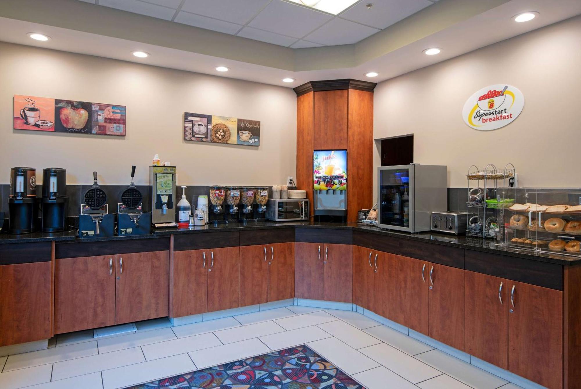 Super 8 By Wyndham Kamloops On The Hill Exterior foto