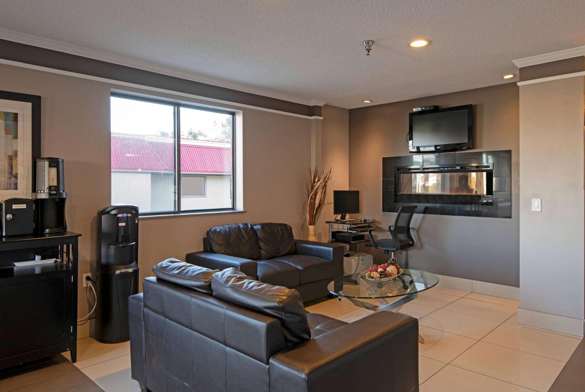 Super 8 By Wyndham Kamloops On The Hill Exterior foto