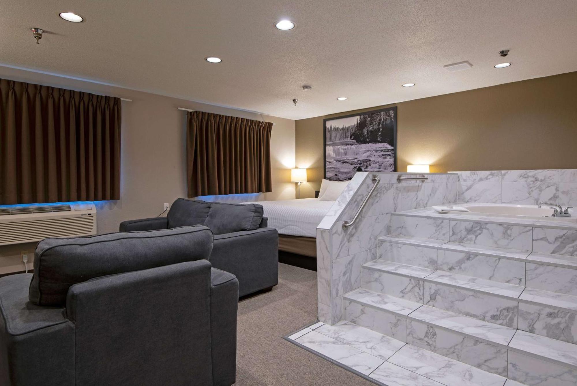 Super 8 By Wyndham Kamloops On The Hill Exterior foto