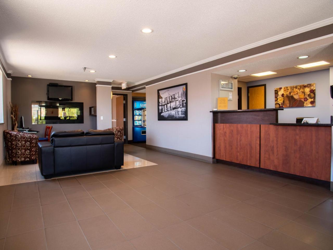 Super 8 By Wyndham Kamloops On The Hill Exterior foto